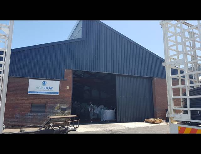 1,235M² FACTORY TO LET IN TRIANGLE FARM